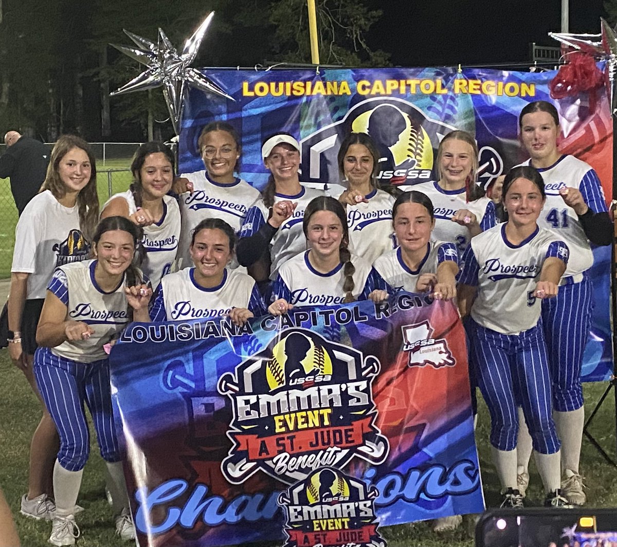 LondonLambert29's tweet image. Our team had the opportunity to play up this weekend in the open High School division of Emma’s Event and brought home the Gold. It was an honor to get to share this picture with Emma herself. 💙🤍#farmraised