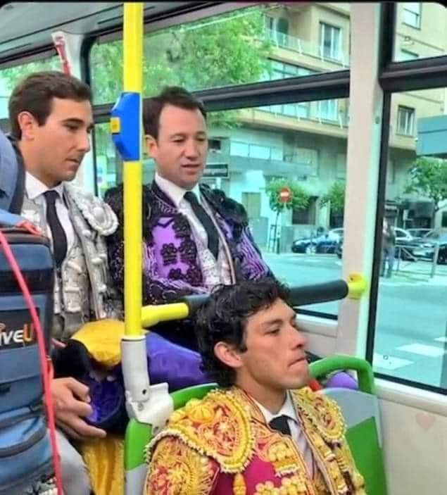 vmpenilla's tweet photo. Yo en el ruta 1, rumbo a la plaza de toros, imaginando que voy de luces y con cuadrilla. #Soy #Sueños #Humor https://t.co/U0YCv32lNy