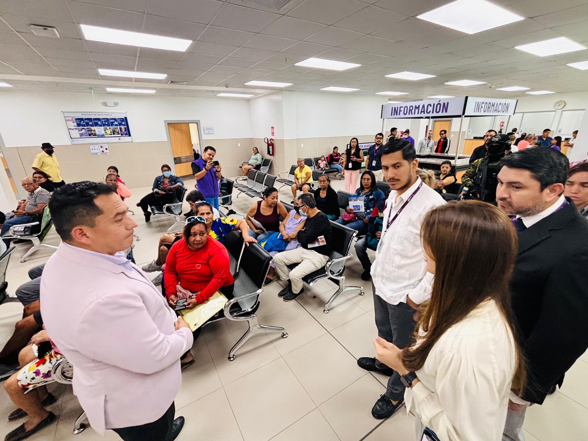 Salud_Guayas's tweet photo. El coordinador Zonal @Mgs_SanMartinMD junto a Doménica Costa, subsecretaria de @Presidencia_Ec verifican la operatividad del área de Imágenes, Unidad de Diálisis y Consulta Externa del @HGDuranMSP, constatando la atención que se brinda a los usuarios que acuden a este🏥. https://t.co/hpqrReLsoE
