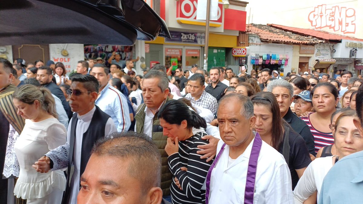 El_Universal_Mx's tweet photo. 🔴 Chilpancingueños acompañaron el Cortejo fúnebre del alcalde Alejandro Arcos Catalán, quién salió de la iglesia de la Santa Cruz hacia la catedral de la Asunción de María.

🗣️ Durante su recorrido por las calles, cientos de personas rompieron en llanto y al grito de: "¡Justicia, justicia!" y "¡Presidente, presidente!", mostraron su apoyo a su esposa, Sandy Solís Peralta, así como a sus padres.

📸 #FOTOS: Cortesía - Anwar Delgado Peralta