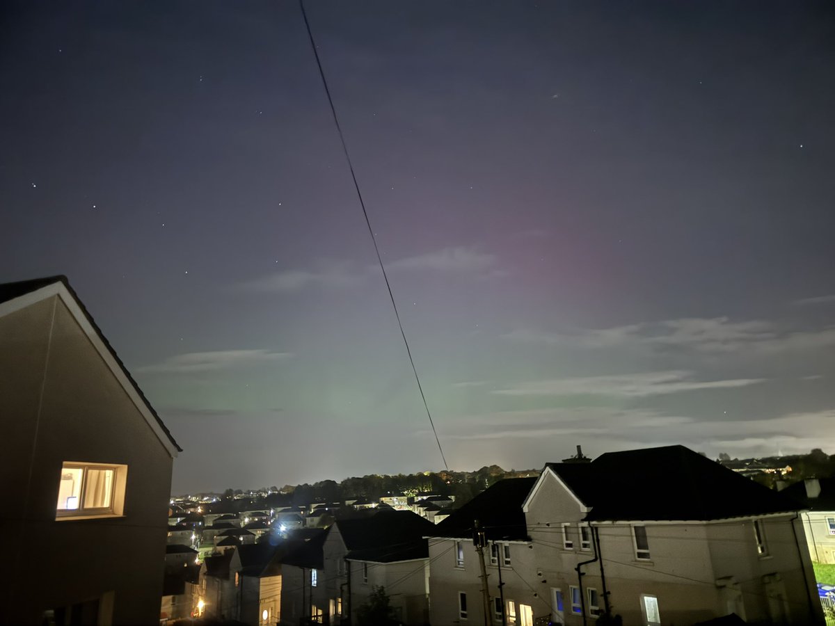 Mr_Strachan1's tweet photo. Some stunning views of the aurora borealis tonight from my window. https://t.co/xVm5WBQSJQ
