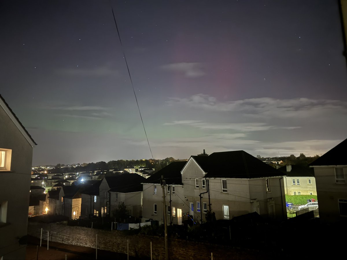 Mr_Strachan1's tweet photo. Some stunning views of the aurora borealis tonight from my window. https://t.co/xVm5WBQSJQ