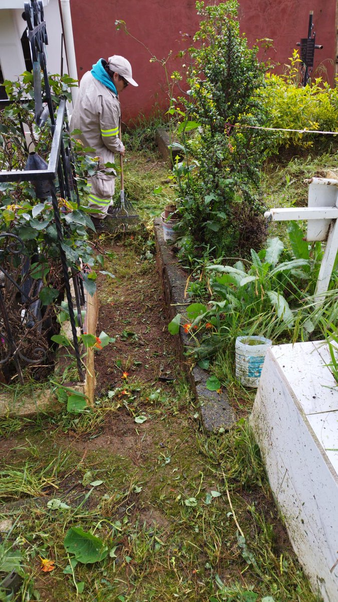 servurbantlal's tweet photo. Nuestra casa se transforma, seguimos trabajando en Parques y Jardines se atendió panteón de San Andrés con 2 cuadrillas. 1 en las jardineras de la alcaldía y los demás en SUAC. https://t.co/7ldXxGpuoq
