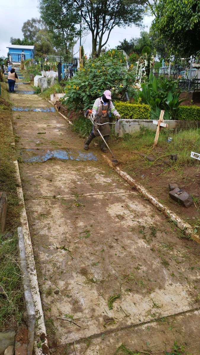 servurbantlal's tweet photo. Nuestra casa se transforma, seguimos trabajando en Parques y Jardines se atendió panteón de San Andrés con 2 cuadrillas. 1 en las jardineras de la alcaldía y los demás en SUAC. https://t.co/7ldXxGpuoq