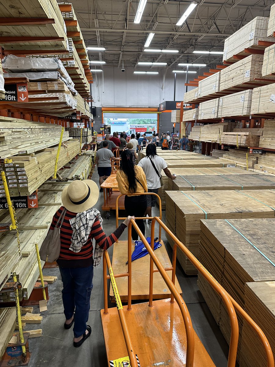 I got in line for plywood after my live shot at 5 and it’s taken almost an hour. New wood had to be brought in and EVERYBODY and their mama is coming to buy it. Don’t want til the last min folks! #stormprep #hurricaneMilton
