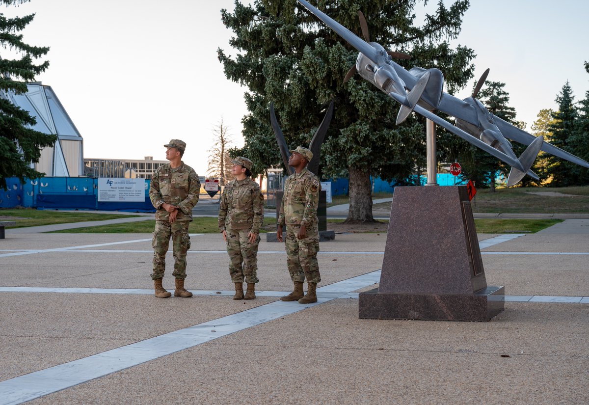 🚗 𝗛𝗶𝗴𝗵𝘄𝗮𝘆 𝗛𝗲𝗿𝗼𝗶𝘀𝗺: 𝗖𝗮𝗱𝗲𝘁𝘀 𝗔𝘀𝘀𝗶𝘀𝘁 𝗧𝗿𝗮𝗽𝗽𝗲𝗱 𝗠𝗼𝘁𝗼𝗿𝗶𝘀𝘁 💪

Three of our cadets were in the right place at the right time on I-25 North late in the evening on September 7.

📖Read about our cadets’ highway heroism: usafa.edu/heroic