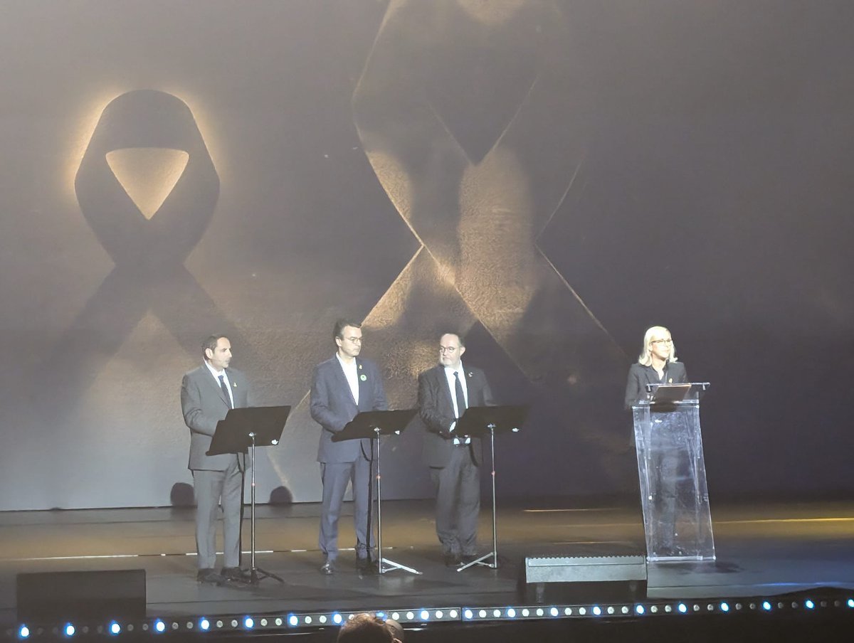 GOLDMANNAriel's tweet photo. Émouvante commémoration  du #7octobre par le @Le_CRIF 
Fier d’avoir pu y intervenir pour évoquer aux côtés de @LaurenceFerrari la vague #antisemite ! Merci @MichelBarnier @YaelBRAUNPIVET @NicolasSarkozy  et tant d’autres pour leur présence.
Bravo @Yonathan_Arfi tu es un mensch ! https://t.co/sd7zYLuB4q
