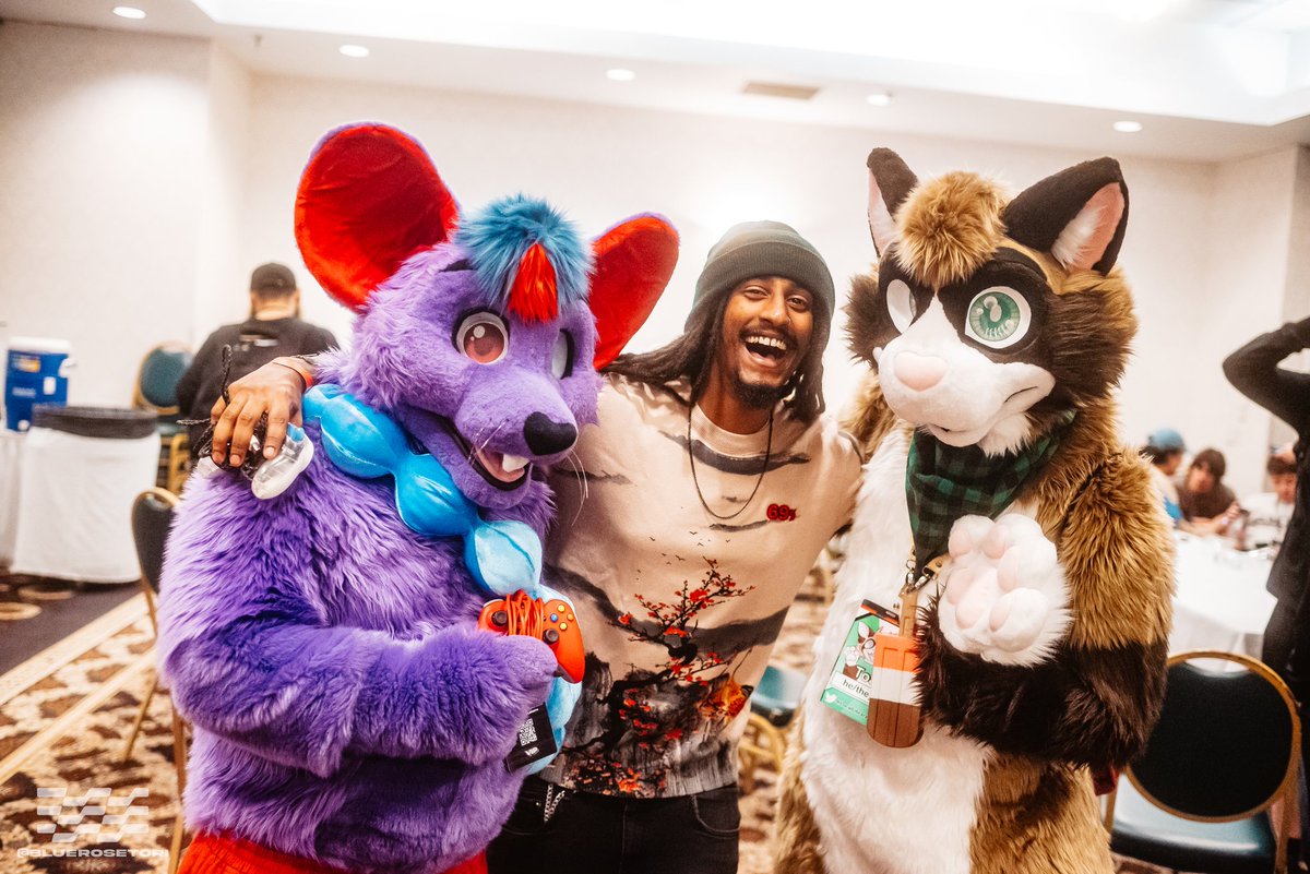 _mvlvchi_'s tweet photo. Sheeeesh @bluerosetori wit da flicksss📸🔥

Also, idk why furries get all the hate smh🙄 these homies were dope af and their costumes make me wanna rave💊🍃🍻 #stopfurryhate https://t.co/Y7Wq7JPlTn