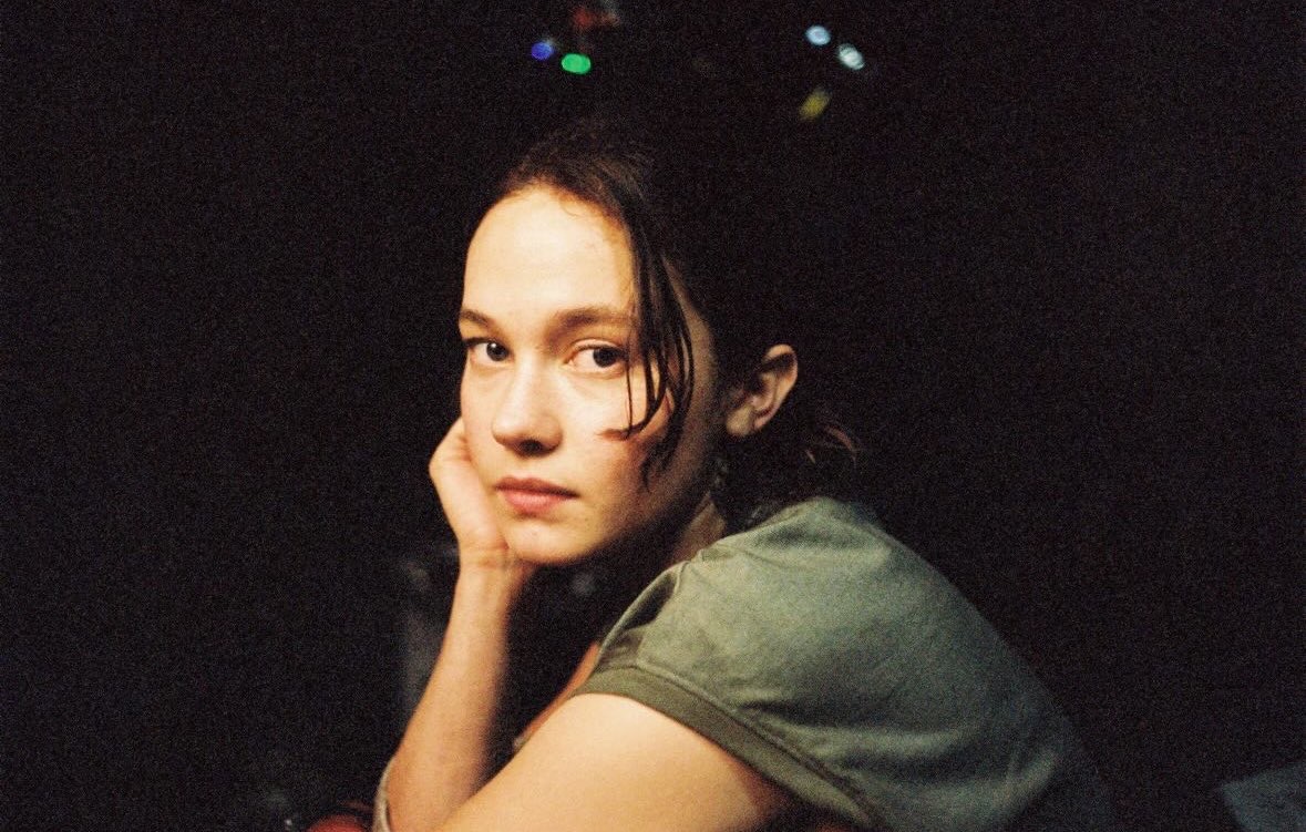 TheCinesthetic's tweet photo. cailee spaeny on the set of alien: romulus (2024) https://t.co/huvYBAcW6E