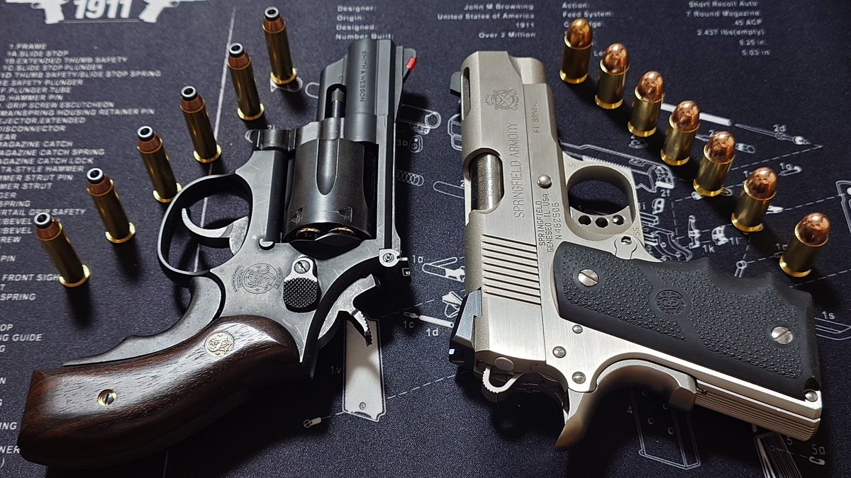 y0_0n0's tweet photo. 小柄でも凶暴なヤツら。
やっぱり好きなV10とM19と。
ポッケには入らないけど、
身体に忍ばせちまうんだもんな。
すげーよ。
#コンシールドキャリー
#45APC
#357mag
#ポケットをたたくと増える https://t.co/DMj2kows28