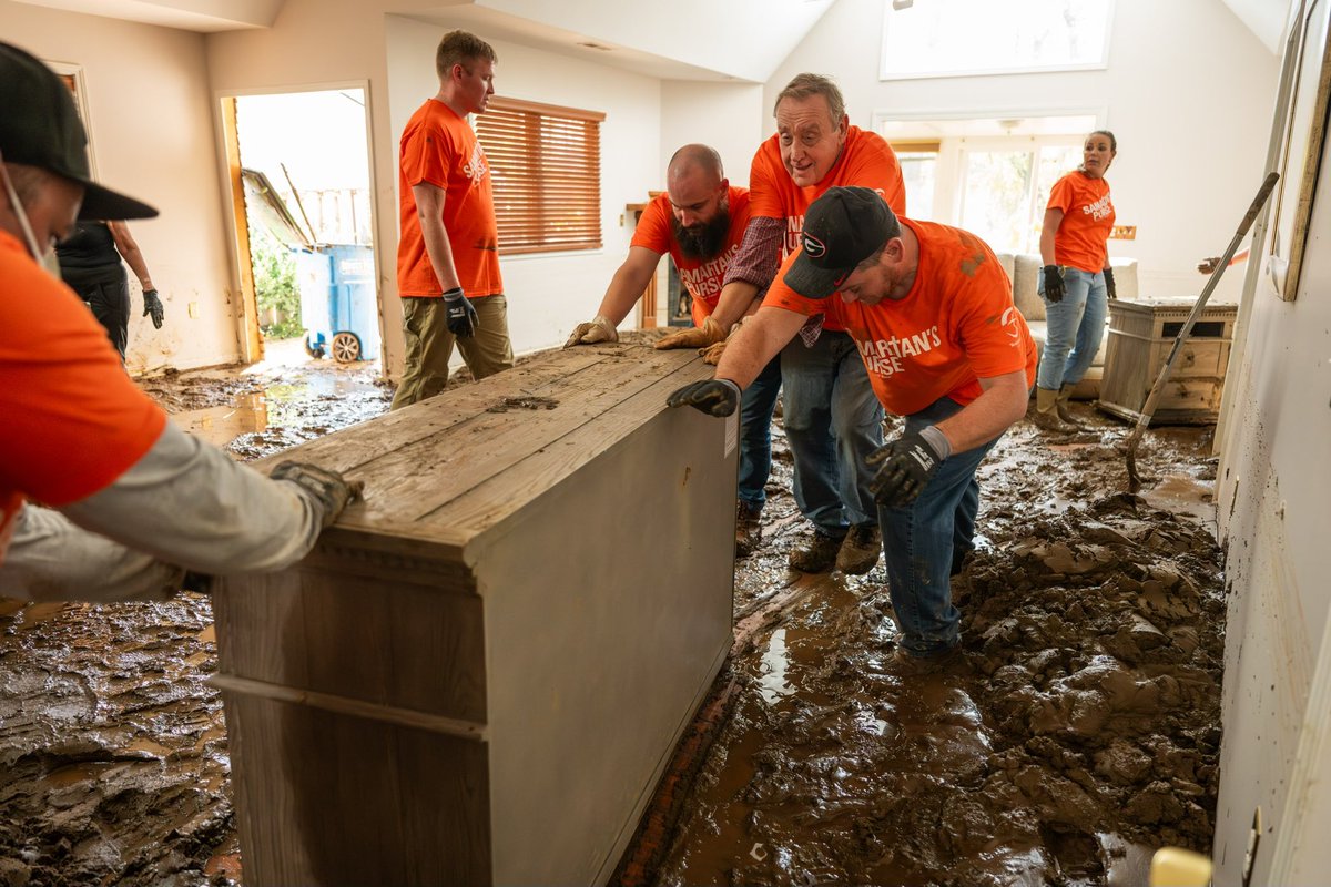 Franklin_Graham's tweet photo. Samaritan’s Purse is also working in Burnsville and Swannanoa, NC—both were extremely hard hit by Helene. One woman whose home flooded said when an army of @SamaritansPurse volunteers in orange shirts showed up, “it was like our neighborhood was overwhelmed by another rushing wave, but this time it was a wave of joy!” Please #PRAY for all those who have lost so much.