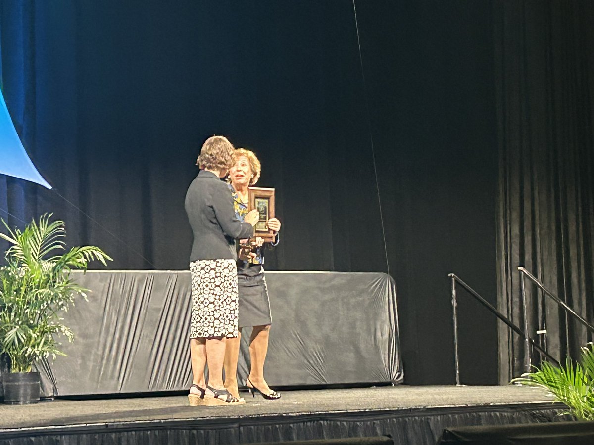 Many congratulations to <a href="/SpillantiniLab/">SpillantiniLab</a> for her Lifetime achievement award at #sfn24. Very richly deserved! All of us <a href="/BritishNeuro/">British Neuroscience Association</a> send congratulations 🙌  🥂