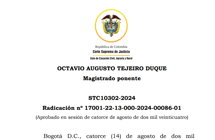 JurisprudenCol's tweet photo. Factura electrónica, Revisión oficiosa del título: obligación del juez de verificar que en el documento esté la constancia del recibido de las mercancías

En el contexto del cobro de deudas a través de procesos ejecutivos, el juez tiene la obligación de verificar que las facturas electrónicas presentadas como títulos ejecutivos cumplan con los requisitos legales necesarios para que sean válidas como títulos valores. Uno de estos requisitos esenciales es que el documento contenga una constancia del recibido de las mercancías o de la prestación del servicio, ya que es desde este momento cuando se configura la aceptación tácita de la factura. Esta revisión oficiosa del juez no solo garantiza la validez del documento presentado, sino que también protege los derechos del deudor y asegura la equidad en los procesos judiciales.

La factura electrónica ha adquirido gran relevancia en el ámbito comercial desde su reglamentación mediante decretos como el Decreto 1154 de 2020, que estableció de manera definitiva los requisitos para que este documento sea considerado un título valor. Según la normativa vigente, la factura electrónica es un documento que puede ser usado como un instrumento de crédito que permite al acreedor exigir el pago de una obligación. Para que una factura electrónica tenga fuerza ejecutiva, debe cumplir con ciertos requisitos formales y sustanciales.

Entre estos requisitos, como lo ha señalado la jurisprudencia de la Corte Suprema de Justicia, se encuentran: la mención del derecho incorporado en el título, la firma del vendedor o prestador del servicio, la fecha de vencimiento, la constancia de recepción de la factura por parte del comprador, el recibido de las mercancías o la prestación del servicio, y la aceptación de la factura, que puede ser expresa o tácita.

Uno de los aspectos más importantes en la configuración del título valor es la aceptación de la factura electrónica por parte del comprador. Según la normativa aplicable, la aceptación de la factura puede ser tácita o expresa. La aceptación tácita ocurre cuando el comprador no se opone ni objeta la factura en un plazo de tres días, contados a partir de la recepción de las mercancías o de la prestación del servicio.

Es aquí donde cobra relevancia la obligación del juez de verificar que en la factura presentada como título valor en un proceso ejecutivo se incluyan las pruebas de que las mercancías fueron efectivamente recibidas. Esto es fundamental porque el plazo para que la aceptación tácita opere comienza a partir del momento en que se produce la recepción de los bienes o servicios, y no desde la recepción de la factura. En este sentido, la falta de constancia del recibido de las mercancías anula la posibilidad de que se configure la aceptación tácita, lo que afecta la validez del título valor en un proceso judicial.

Revisión oficiosa del juez: obligación de verificar la constancia del recibido de las mercancías
La jurisprudencia ha establecido que el juez tiene la obligación de realizar una revisión oficiosa del título valor presentado en un proceso ejecutivo. Esto implica que el juez debe verificar de manera exhaustiva si el documento cumple con todos los requisitos legales necesarios para que tenga fuerza ejecutiva. En el caso de las facturas electrónicas, esta revisión oficiosa incluye la verificación de que la factura contenga la constancia del recibido de las mercancías o la prestación del servicio.

Este aspecto es crucial porque, sin la acreditación de la entrega de los bienes o la prestación de los servicios, no puede considerarse que la obligación plasmada en la factura sea exigible. El juez, en su rol de garante del debido proceso, debe asegurarse de que este elemento esté debidamente acreditado antes de proceder con el mandamiento de pago. Si no se cumple con este requisito, el juez puede negar el mandamiento o inadmitir la demanda, otorgando al demandante la oportunidad de corregir o aportar las pruebas necesarias.

En el caso en concreto, en la cual la Corte Suprema de Justicia reiteró la importancia de la revisión oficiosa de los títulos valores por parte del juez, particularmente en lo que respecta a la verificación del recibido de las mercancías. En este caso, la factura electrónica presentada como título valor carecía de constancia fehaciente del recibido de las mercancías, lo que llevó a la Corte a declarar que el juez de segunda instancia no motivó de manera suficiente su decisión al ordenar el mandamiento de pago sin haber verificado este aspecto crucial.

La Corte fue clara al indicar que, aunque existe libertad probatoria en cuanto a la forma de demostrar la recepción de la factura y de las mercancías, la prueba aportada debe ser suficiente y clara. En el caso en cuestión, el juez no analizó de manera adecuada la prueba presentada por el acreedor, que consistía en un pantallazo del envío de la factura electrónica por correo electrónico. Sin embargo, dicho pantallazo no contenía la dirección de correo del destinatario ni constancia de la recepción de las mercancías, lo que generaba dudas sobre la validez de la factura como título ejecutivo.

La sentencia subrayó que el recibo de las mercancías es un requisito esencial para que el plazo de aceptación tácita comience a correr. De no estar acreditada esta recepción, no puede configurarse la aceptación tácita, lo que deja sin efecto la posibilidad de que la factura electrónica se considere un título valor exigible. En este sentido, la Corte revocó la decisión de segunda instancia y ordenó al juez realizar una nueva revisión del caso, teniendo en cuenta la necesidad de acreditar de manera suficiente la recepción de las mercancías o servicios. 

Portal de actualización Jurisprudencial. Solicita tu suscripción aquí 👉 https://t.co/LAQoZz9cUI