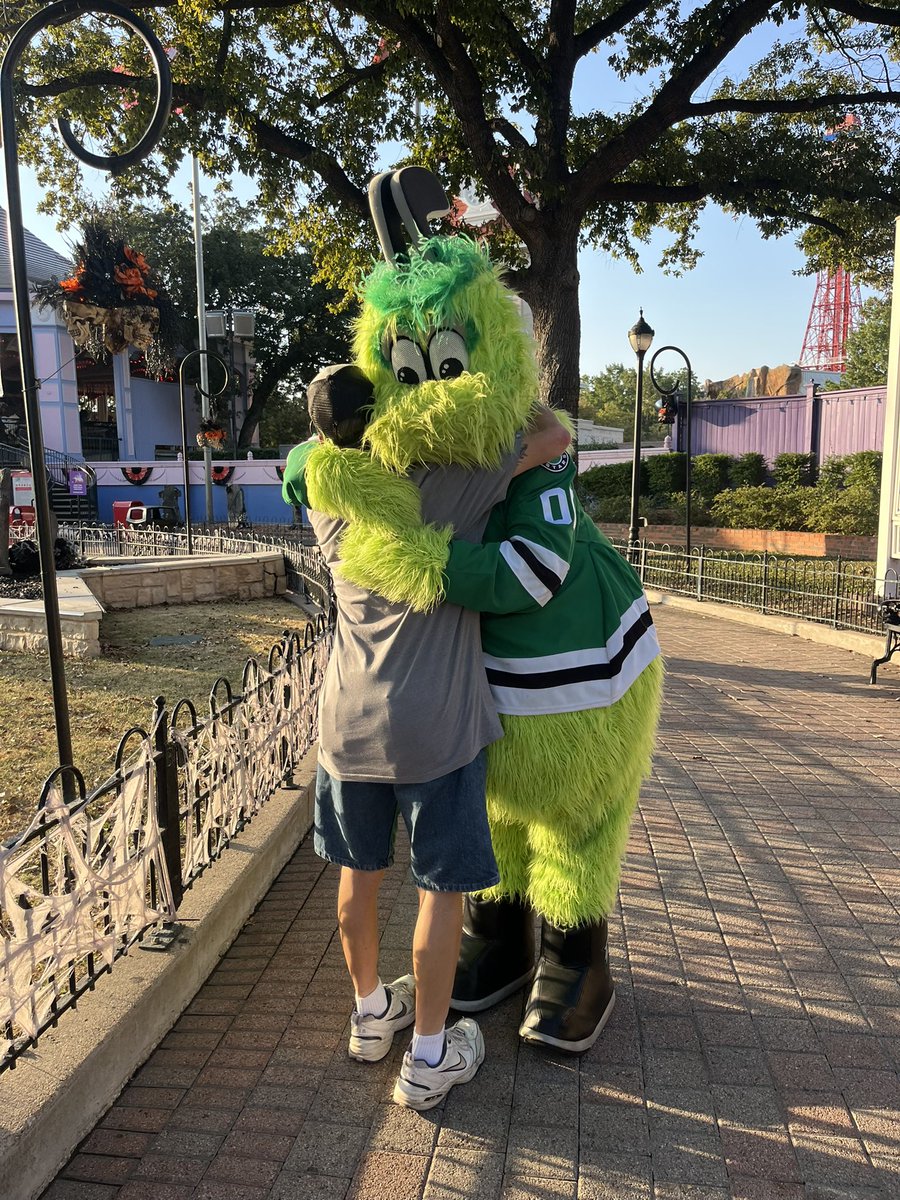 lclsportsluvver's tweet photo. This is Vic’s way of telling me he hopes my eye is feeling better 😂 I love him so much! 💚 #TexasHockey #VCM #SixFlagsNight @VictorEGreen https://t.co/NLqWyLagFe