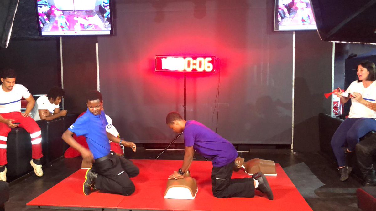 Sauver des vies cela s'apprend en sst et dans des sorties scolaires aussi.😉 Le concours mondiale de massage cardiaque au village Jarry avec  les élèves de seconde MS seconde Remi et troisième prépa pro.Ils ont   contribué au record mondial. On aime votre engagement💪🏾😍