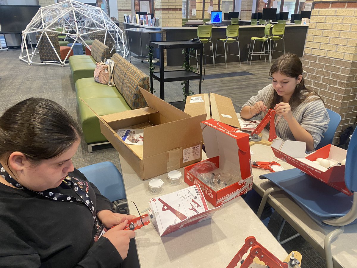 Laura Mackay tweet media