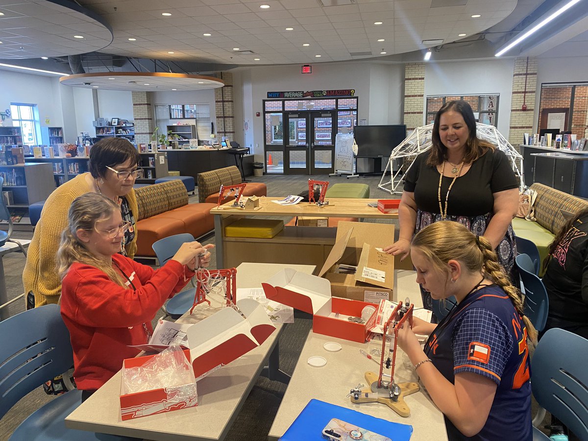 Laura Mackay tweet media