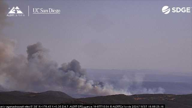 CaliFireTracker's tweet photo. #Posta3Fire #PostaFire Remains at a rapid rate of spread with active spotting reported.
structure defense ongoing off of Miller Valley Road. https://t.co/XjM3bvYxVJ
