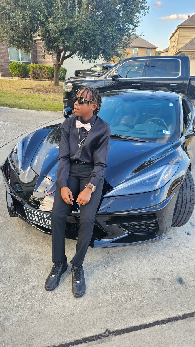 #Fresh Your boy won the Ross Sterling 8th Grade Homecoming 🤴🏾 nominee.....🔐 Thanks, <a href="/979TheBox/">97.9 The Box</a>, for hosting our pep rally 💯 #Kaci Homecoming Queen #hooper #leader #humble #flex #Homecoming #bypopulardemand <a href="/RSMS_MenAthletx/">RSMS Men's Athletics</a>