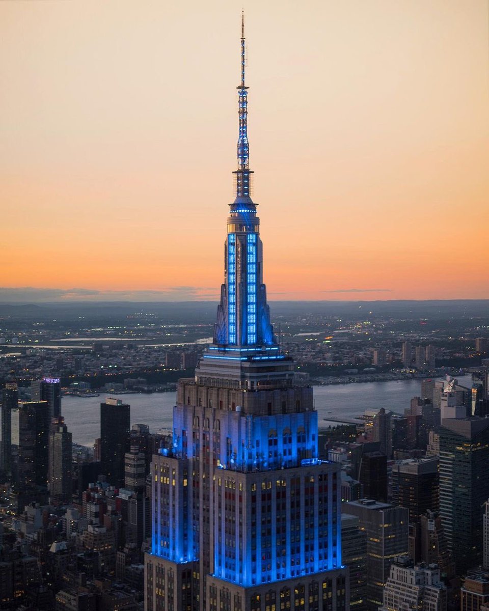 EmpireStateBldg's tweet photo. Tonight, we are shining in blue, with a hashtag in the mast, as a symbol of unity in the fight against Jewish hate and all hate. #StandUpToJewishHate #🟦 @StandUp2JewHate 

📷:  al3x(.)nyc/IG
