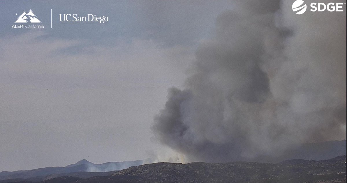 SDSheriff's tweet photo. This is a view of the #Posta3Fire from @UCSanDiego's @ALERTCalifornia camera. If you are under an EVACUATION WARNING, it is best to get ready now. Don't wait until it's too late.
Live Feed at https://t.co/MBgRw5gWpf. https://t.co/eYPMeuk2u1