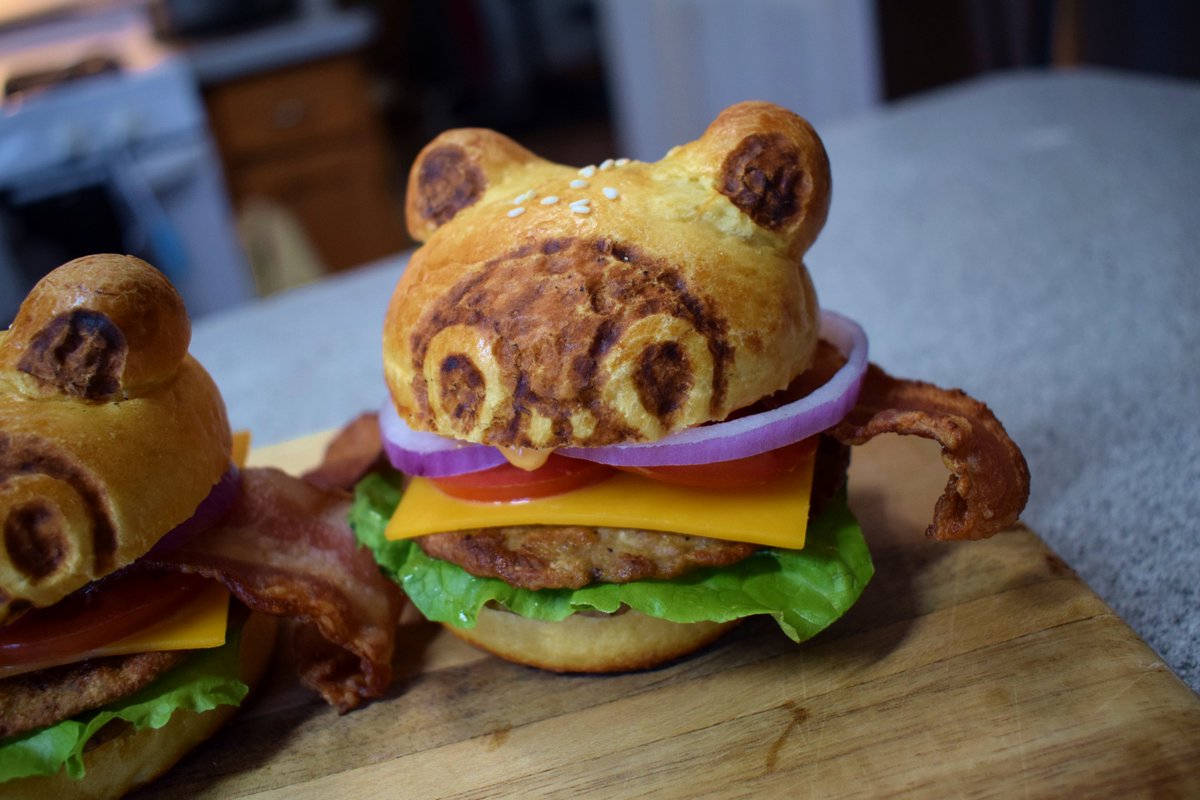 I made the Three Burger Bros again, but this time I tried doing some pyrography right onto the buns, I forgot that I'm a pyrographer. Definitely looks more like the ones from Cheesetopia.  I used my nice camera to take photos this time. #zzzero #overlordsfeast