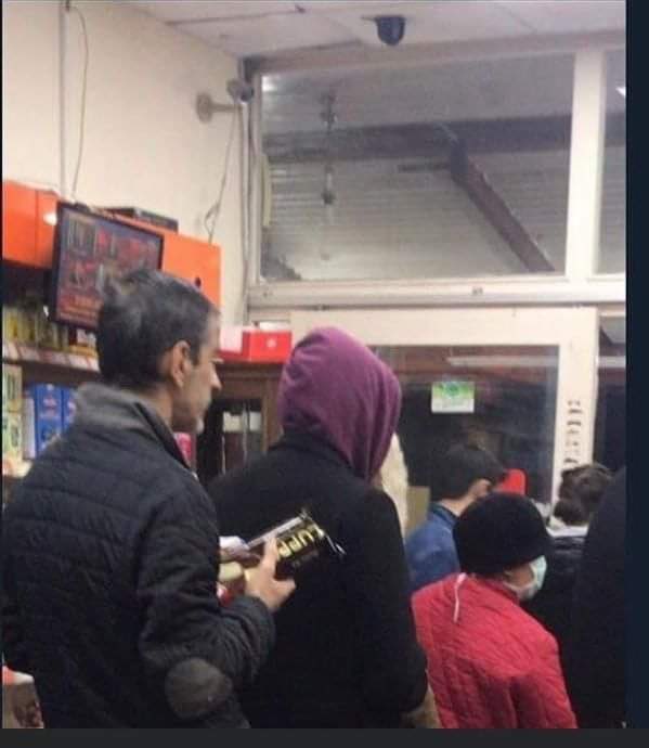 Miami’de 5. Seviye hurricane gelirken ev arkadasim pil almami istedi, marketteki kuyrukta ayni bu sekildeydim. #milton #hurricane