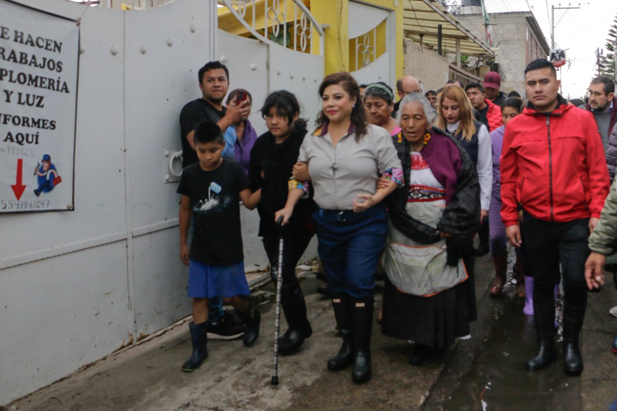 GobCDMX's tweet image. #OperativoDeLluvias2024 | 📣 La #JefaDeGobierno, @ClaraBrugadaM, recorrió las calles y domicilios de @XochimilcoAl para escuchar y brindar atención a las familias afectadas por los encharcamientos 🌧️ registrados por la lluvia de este domingo. ✅

Durante el recorrido, destacó el…