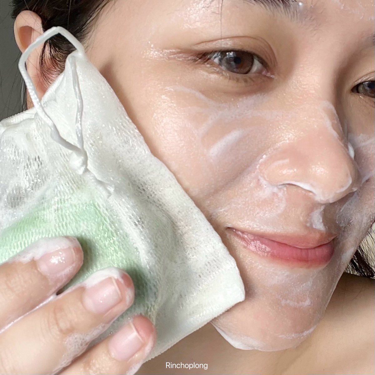 ไม่เคยคิดเลยว่าใช้สบู่ล้างหน้าจะดีขนาดนี้ 🧼✨ พอรินได้ลองใช้สบู่ของ Smooto ใช้ดีจริงเพิ่มความชุ่มชื้นให้ผิวลดสิวอุดตันสิวอักเสบได้ดีมากพอล้างออกแล้วหน้าไม่แห้งตึงเลย 🫧 มีตาข่ายพร้อมตีฟองให้ด้วยในซอง แถมสบู่ใช้ได้ทั้งผิวหน้าและผิวกายเลย ครบจบในก้อนเดียว รู้สึกว่าหลังใช้ผิวนุ่มขึ้นด้วย 🥹 ทำถึงจริงงงง ! 

✨ ของเค้ามีตั้ง 3 สูตร
ใช้ดีทุกสูตรเลย 💚🧡💛 🫧
ราคา 59 บาท ซื้อได้ที่ 7-11 

#สบู่เซรั่มวิตซีสมูทโตะ #สบู่อโลอีสมูทโตะ #สบู่เซรั่มมะเขือเทศสมูทโตะ