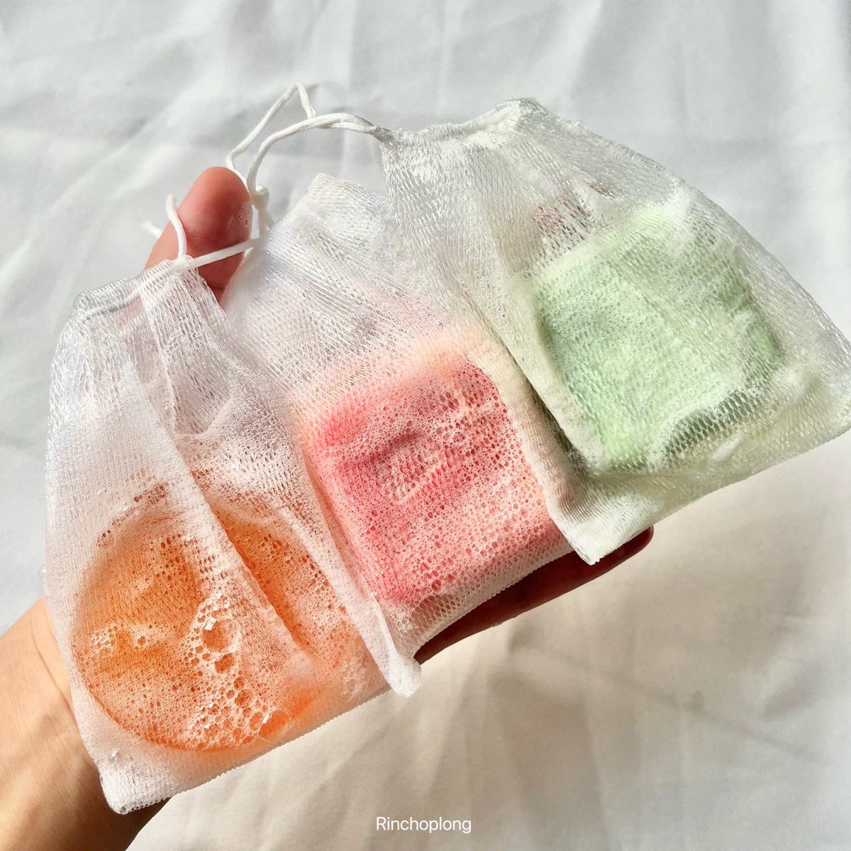ไม่เคยคิดเลยว่าใช้สบู่ล้างหน้าจะดีขนาดนี้ 🧼✨ พอรินได้ลองใช้สบู่ของ Smooto ใช้ดีจริงเพิ่มความชุ่มชื้นให้ผิวลดสิวอุดตันสิวอักเสบได้ดีมากพอล้างออกแล้วหน้าไม่แห้งตึงเลย 🫧 มีตาข่ายพร้อมตีฟองให้ด้วยในซอง แถมสบู่ใช้ได้ทั้งผิวหน้าและผิวกายเลย ครบจบในก้อนเดียว รู้สึกว่าหลังใช้ผิวนุ่มขึ้นด้วย 🥹 ทำถึงจริงงงง ! 

✨ ของเค้ามีตั้ง 3 สูตร
ใช้ดีทุกสูตรเลย 💚🧡💛 🫧
ราคา 59 บาท ซื้อได้ที่ 7-11 

#สบู่เซรั่มวิตซีสมูทโตะ #สบู่อโลอีสมูทโตะ #สบู่เซรั่มมะเขือเทศสมูทโตะ