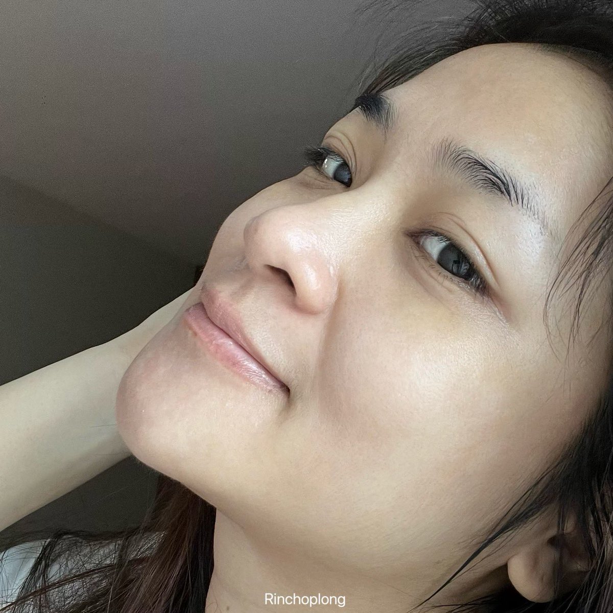 ไม่เคยคิดเลยว่าใช้สบู่ล้างหน้าจะดีขนาดนี้ 🧼✨ พอรินได้ลองใช้สบู่ของ Smooto ใช้ดีจริงเพิ่มความชุ่มชื้นให้ผิวลดสิวอุดตันสิวอักเสบได้ดีมากพอล้างออกแล้วหน้าไม่แห้งตึงเลย 🫧 มีตาข่ายพร้อมตีฟองให้ด้วยในซอง แถมสบู่ใช้ได้ทั้งผิวหน้าและผิวกายเลย ครบจบในก้อนเดียว รู้สึกว่าหลังใช้ผิวนุ่มขึ้นด้วย 🥹 ทำถึงจริงงงง ! 

✨ ของเค้ามีตั้ง 3 สูตร
ใช้ดีทุกสูตรเลย 💚🧡💛 🫧
ราคา 59 บาท ซื้อได้ที่ 7-11 

#สบู่เซรั่มวิตซีสมูทโตะ #สบู่อโลอีสมูทโตะ #สบู่เซรั่มมะเขือเทศสมูทโตะ