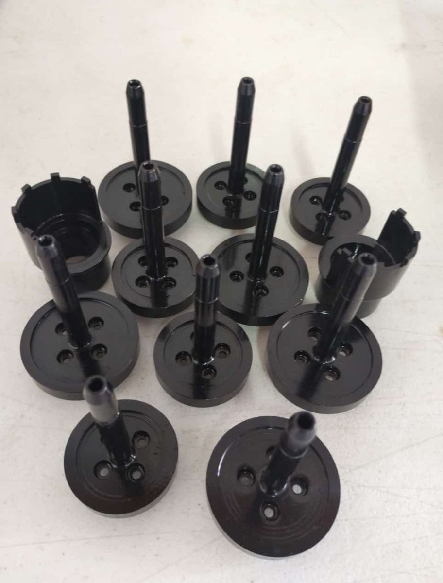 Increíble el color negro de estas piezas de acero después de aplicarle el proceso de Pavón.