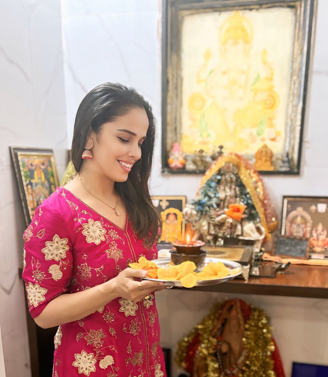 NSaina's tweet image. Maa Katyayani, the goddess of strength and courage, may your blessings protect and guide us always. Jai Mata Di! 🙏✨ #Navaratrivibes #MaaKatyayani