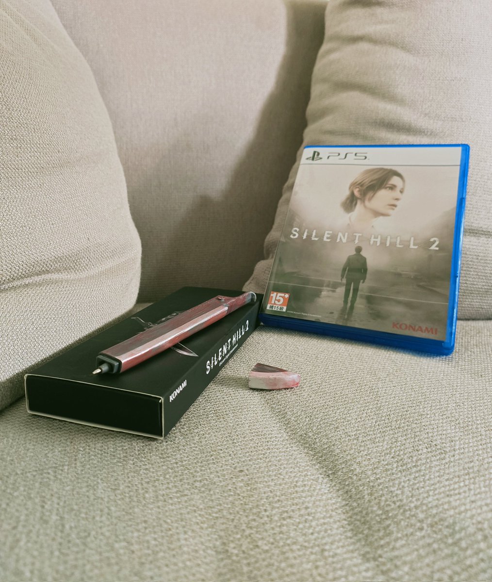marionephl's tweet photo. It came!! โก๏ธ And then my Silent Hill 2 Remake pre-order arrived.
#silenthill #silenthill2 #silenthill2remake #gaming #marioneismo #ps5 #playstation #amplfy #tierone #playstation5 #ps #PS5Pro https://t.co/BXJpHZDObV