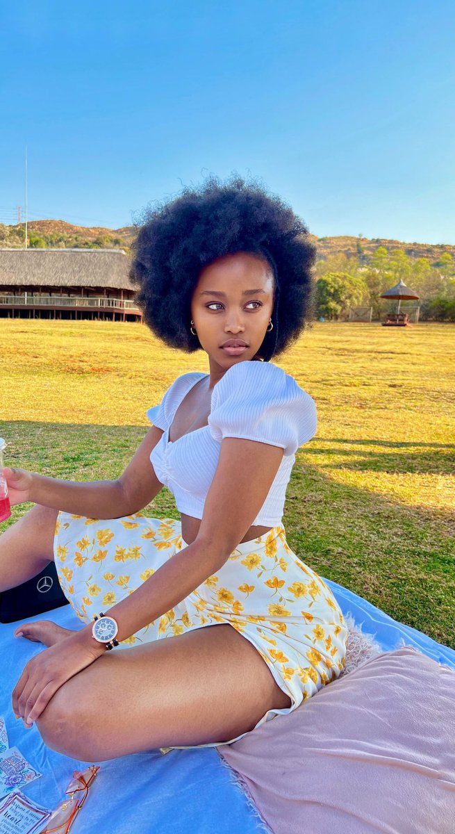 TshepiMOfficial's tweet photo. effortlessly beautiful 💛🌻 https://t.co/dY8Fg1uN6M