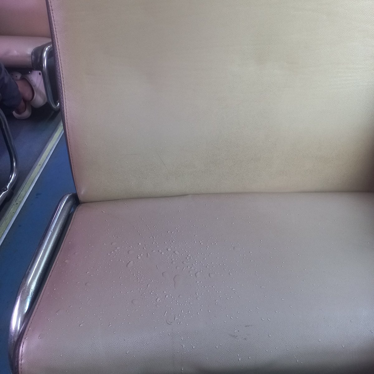 ekosis2010's tweet photo. @CommuterLine di hampir setiap gerbing di KA Lokal Merak, AC nya tersumbat drainasenya, shg bocor mengenai tempat duduk. Mohon perhatiannya. Thks https://t.co/pRzLXyBV4o