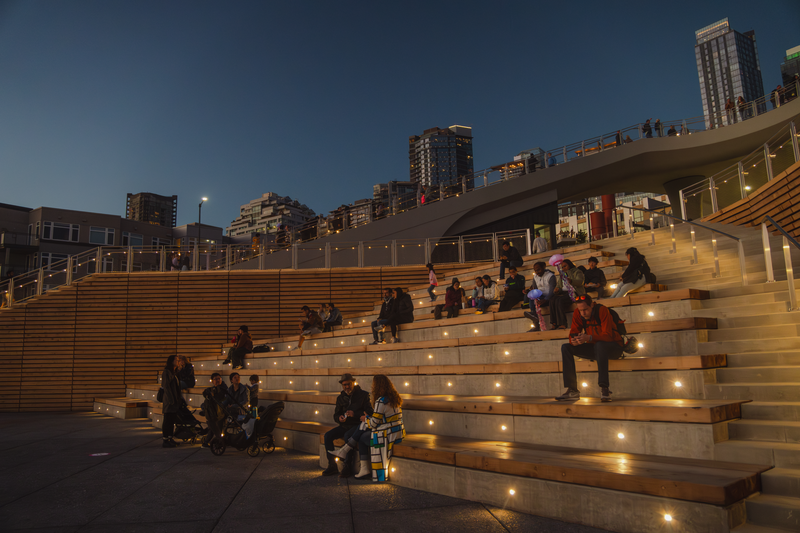 The twinkle in Seattle’s eye 🤩 Overlook Walk is open until 10pm each night where you can see it twinkle under the stars. #seattlewaterfront