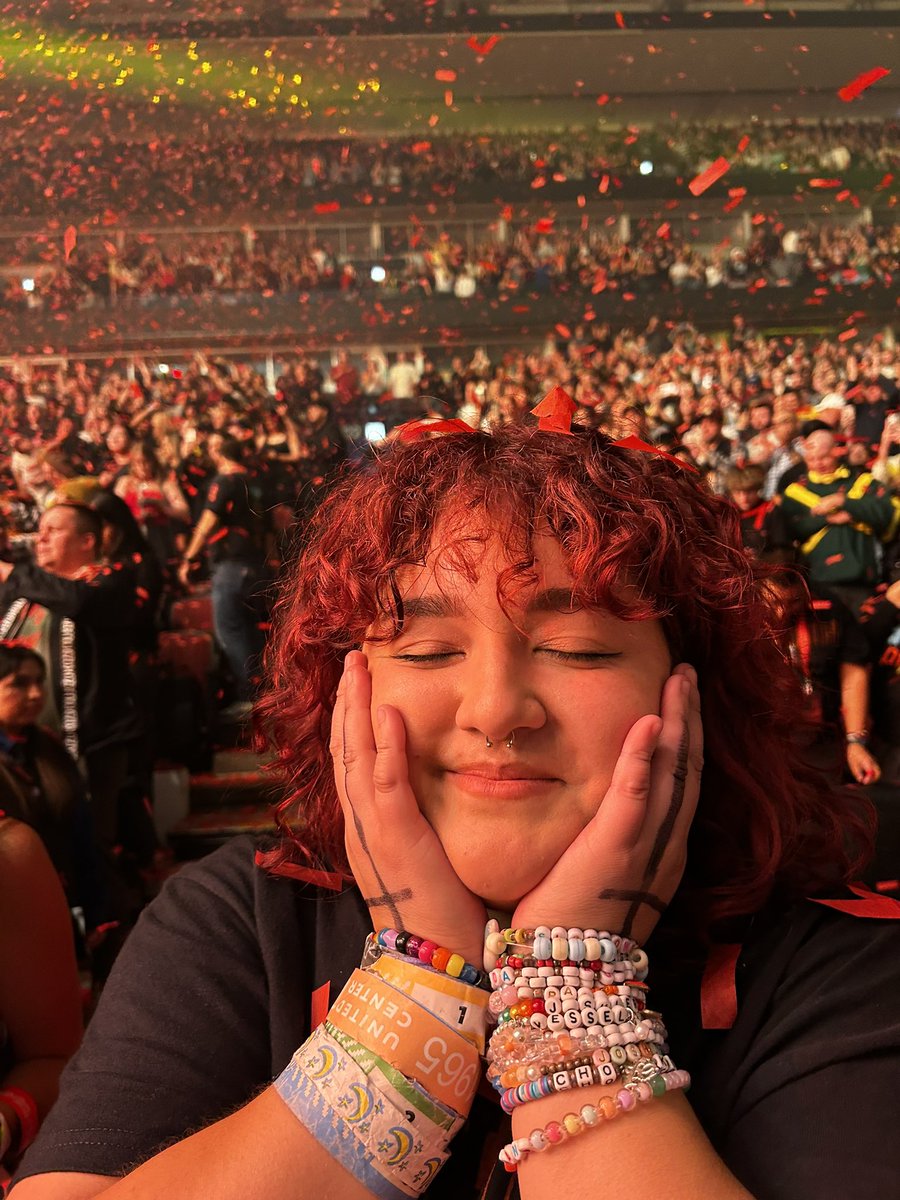 bellablurryface's tweet photo. we’re so cute🥹 missing red confetti falling from the sky🥲🤍 https://t.co/HfFLdE63mj