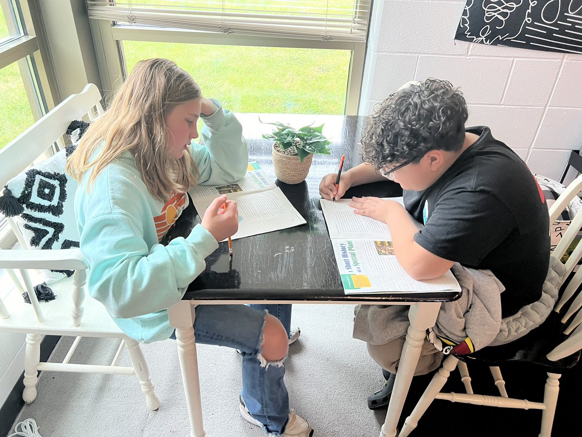 Even the coziest of corners doesn’t keep Team Egbert from hitting the books! Reading in partners to generate questions to quiz each other. Love it! AHL_AVID #TrustyHuskies