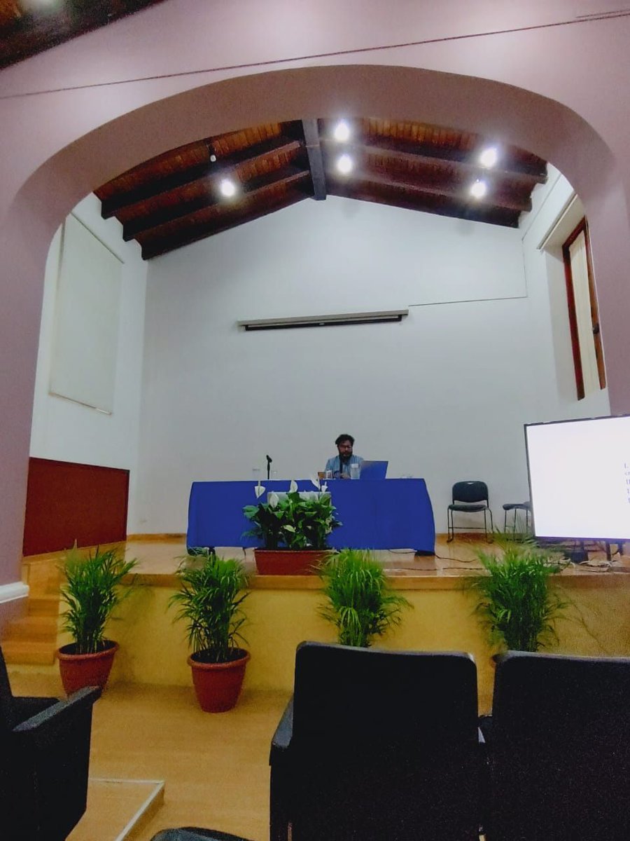 EdgarGuerraB's tweet photo. Hoy y mañana imparto el Taller "Etnografiar la violencia y la criminalidad: experiencias desde el campo" con el que no solo busco compartir experiencias y aprendizajes, sobre la investigación en espacios de riesgo, así como problematizar la producción de conocimiento en estos contextos, sino también, compartir mi posición sobre la etnografía: más que un método, es una manera de ser y estar en el campo social de investigación. 
La charlas ocurren en el marco del 15 aniversario de la Maestría en Ciencias Sociales del @InstitutodeInv5, de la Universidad Veracruzana, acá en Xalapa, Veracruz. 
Agradezco siempre al Dr. @ErickGalanC, Investigador por México del @Conahcyt_Mex, por su generosa invitación.