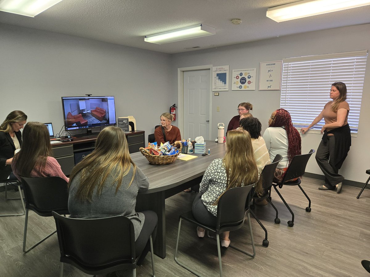 CSCPsychology's tweet image. Professor Knochel&apos;s Forensic Investigations class visited the Child Advocacy Center in Hannibal. Students learned about multidisciplinary teams, the forensic interview process, advocacy and more! #experientiallearning