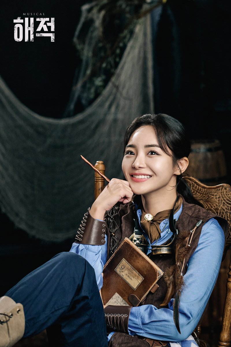 [#해적] 프로필 사진 공개⚓

“가슴이 이렇게 뛰는데
꿈을 꾸지 않을 수 없잖아.”
📖 루이스 | #임예진

-
뮤지컬 <해적>
2024.11.05 - 2025.02.02
링크아트센터 벅스홀
#프로필사진공개