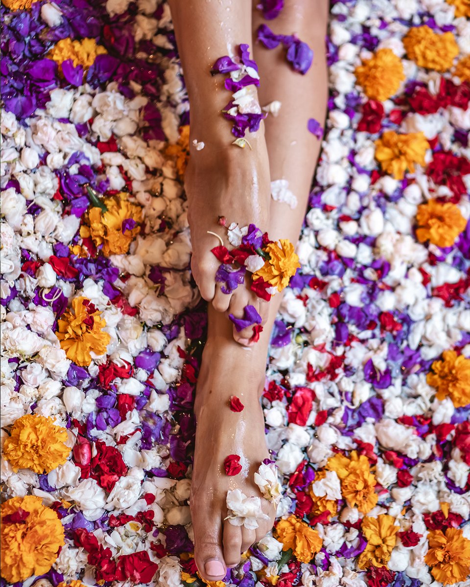 When the bath turns into a floral paradise.
—
Click link on our bio for discover more!
—
𝙄𝙣𝙞 𝙑𝙞𝙚 𝙑𝙞𝙡𝙡𝙖
𝘈 𝘛𝘳𝘶𝘦 𝘙𝘰𝘮𝘢𝘯𝘵𝘪𝘤 𝘌𝘹𝘱𝘦𝘳𝘪𝘦𝘯𝘤𝘦
𝘑𝘭. 𝘋𝘦𝘸𝘪 𝘚𝘳𝘪 𝘕𝘰 8A 𝘒𝘶𝘵𝘢, 𝘉𝘢𝘭𝘪