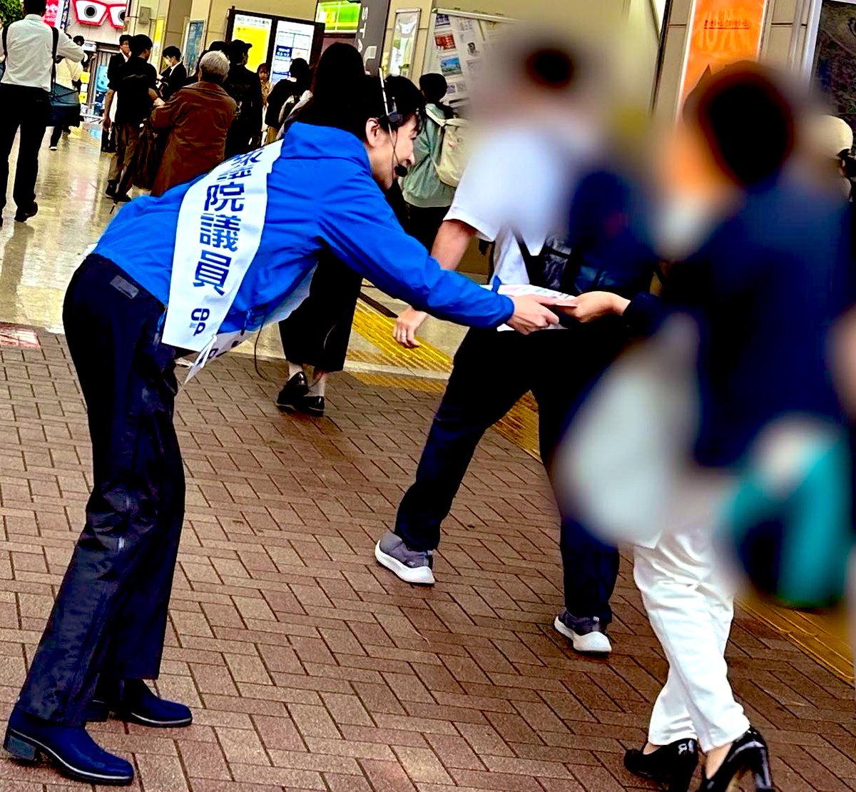 YoshidaHarumi's tweet image. おはようございます！
#西荻窪駅　雨の朝。
昨日の代表質問への石破総理の答弁、残念でした。

⚫︎予算委員会は開催せず
⚫︎旧統一教会問題は再調査しない
⚫︎選択的夫婦別姓への意欲は消えてしまい
⚫︎現行保険証の廃止時期の見直しもしない
⚫︎やるとおっしゃった、金融所得課税の強化はしない…