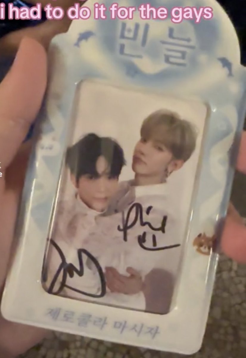 polygeon's tweet photo. DAN AND PHIL SIGNED HAOBIN PC?????? IN THE BINNEUL PC HOLDER???????????? https://t.co/RHkQgkRzYZ