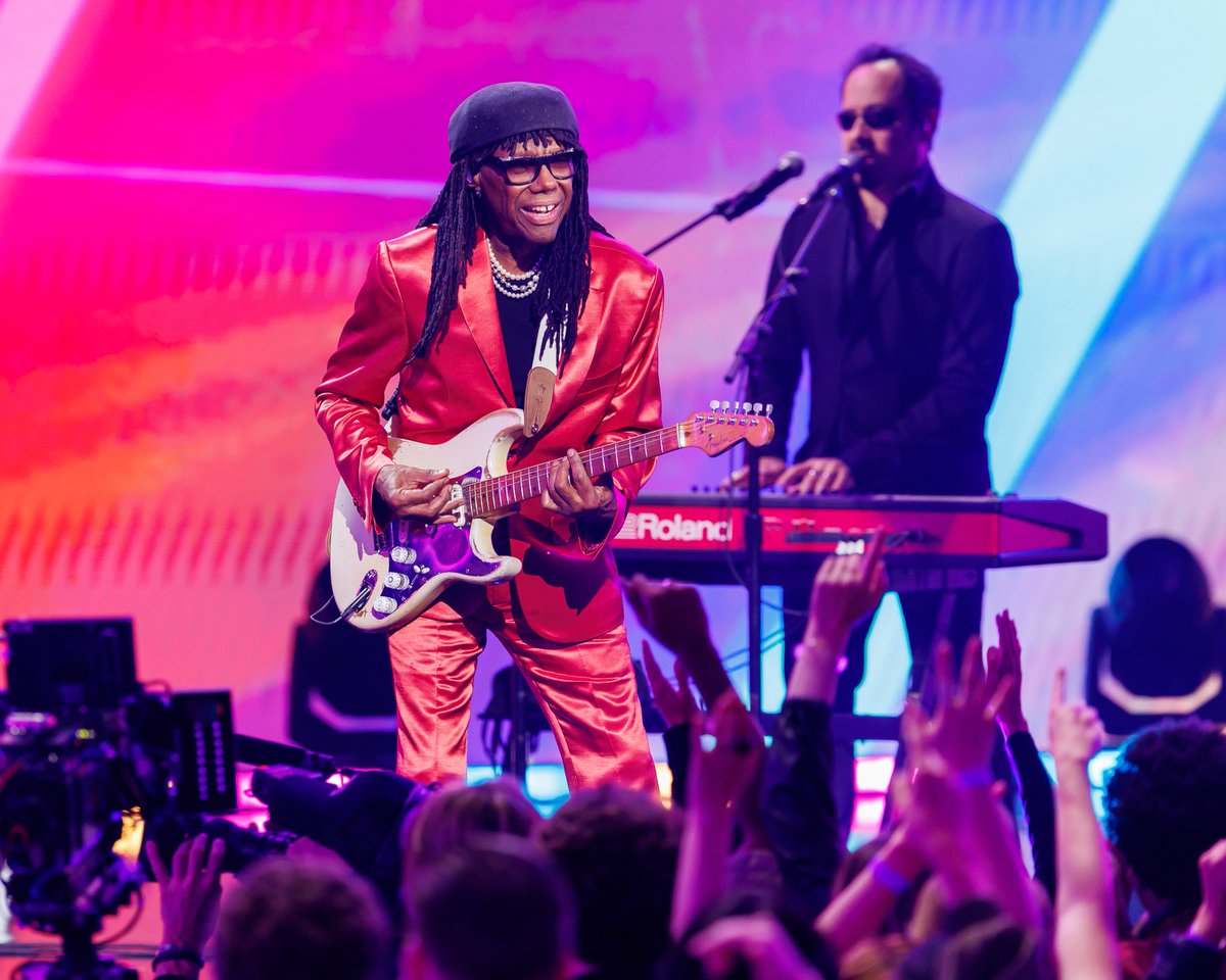 Hey guys, thanks for rockin' with us 🎸🤘 #AMAs50  <a href="/BradPaisley/">Brad Paisley</a> <a href="/GreenDay/">Green Day</a>  <a href="/nilerodgers/">Nile Rodgers</a>