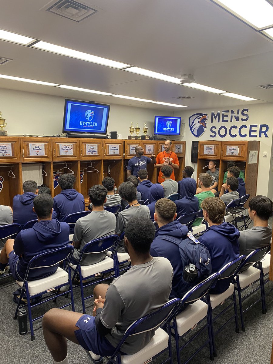 patriot_msoccer's tweet photo. Alumni spotlight! Mark Oliphant stopped by campus today. Mark helped win 2 ASC championships and 2 conference tournament titles! 3x All-Conference selection, 2x NCAA All-Region selection. Currently, Mark works in the engineering field and loves life with his wife and three kids. https://t.co/VfB2nlYx5E