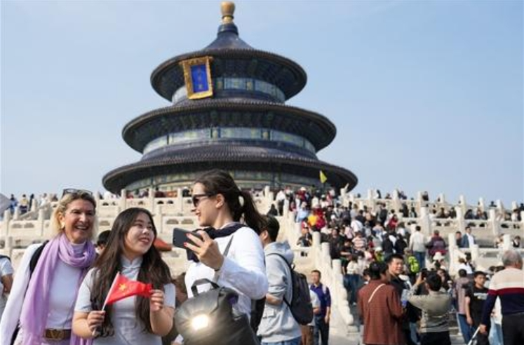 zhu_alice50849's tweet photo. The Beijing Central Axis captured hearts this National Day holiday, attracting visitors eager to explore its cultural significance! 🏛️❤️ What’s your favorite spot along the axis? #ExploreBeijing #CulturalJourney https://t.co/axdkeKqZQr
