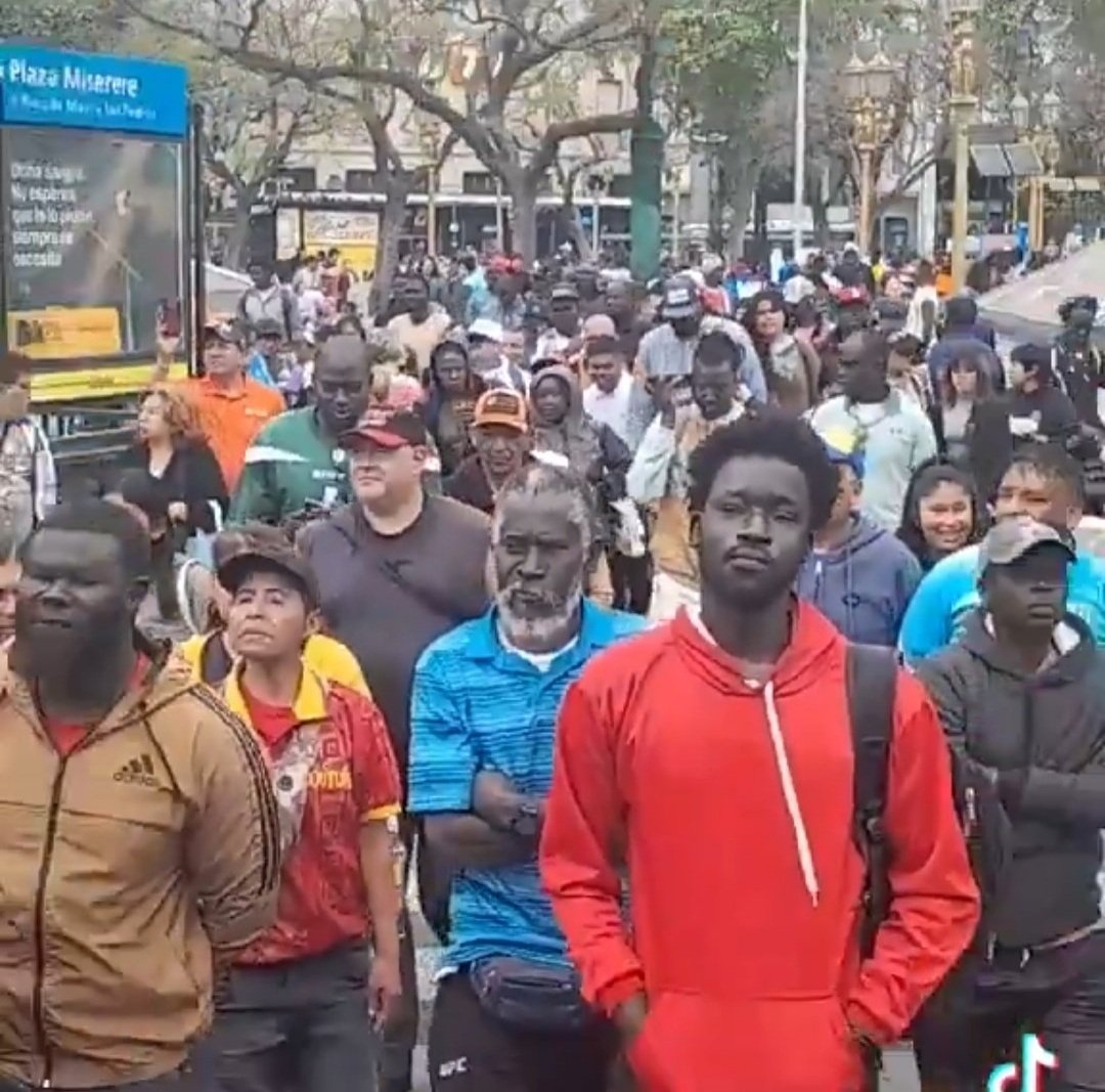 DeMoralidad's tweet photo. Cuándo te dicen que en Argentina  es imposible que pase lo mismo que en Europa mostrales esta foto. https://t.co/6lwcKD9in6