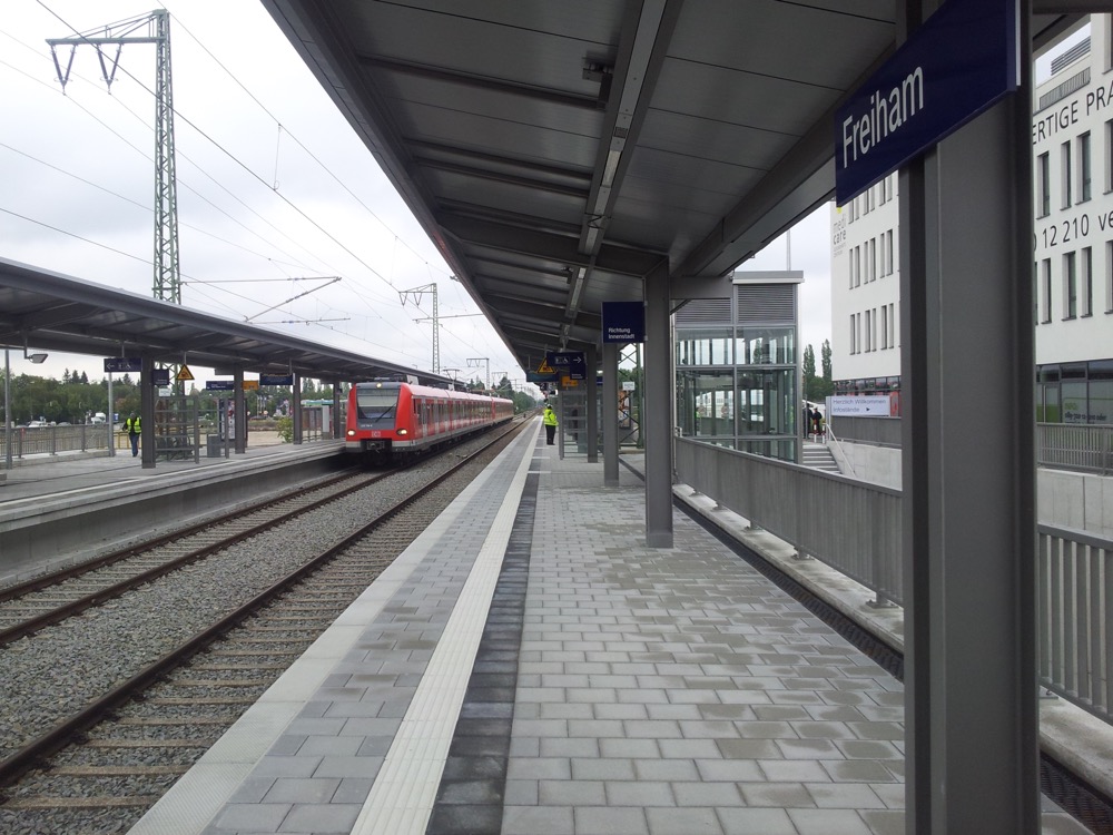 streckenagent_M's tweet photo. Heute Vormittag entfallen auf der Linie #S8 die Fahrten des 10-Minuten-Takts, mit einer Ausnahme.
Die S-Bahn Abfahrt ❗️#Weßling um 7:07 fährt ❗️.
Grund für die Ausfälle ist die Reparatur am Signal🚦 in #Freiham
Infos wie gewohnt auch unter:
https://t.co/bbDgteaafo https://t.co/9n6sZcsGuB